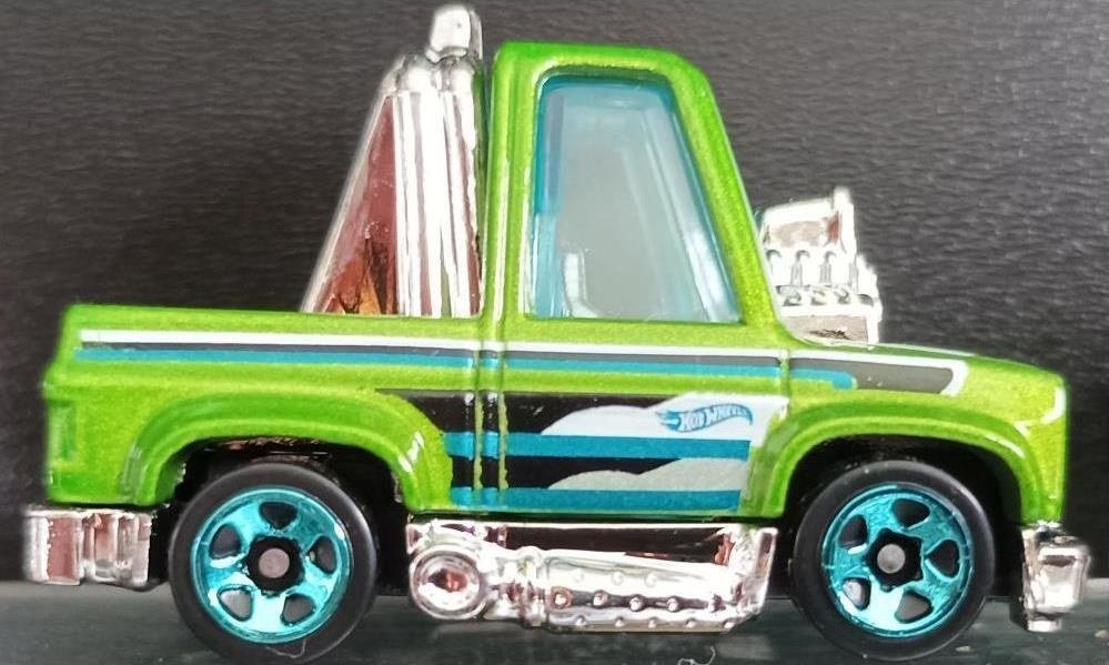Hot Wheels HKH98 Toon'd '83 Chevy Silverado 2023 Metalflake Lime Green – photo de la communauté
