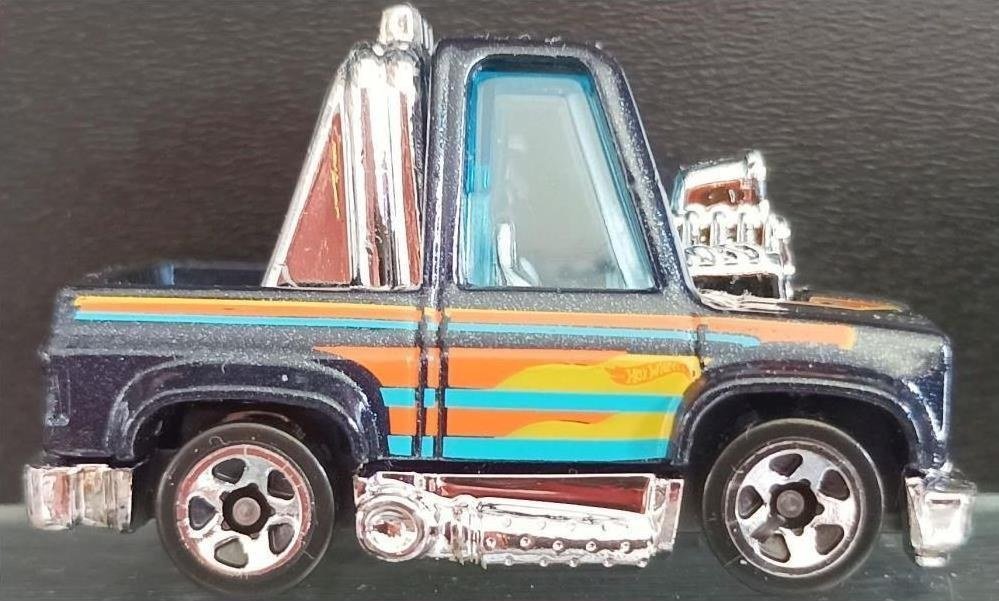 Hot Wheels HKK57 Toon'd '83 Chevy Silverado 2023 Metalflake Dark Blue – foto della community