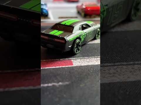 Hot Wheels '71 Dodge Challenger – Standbild aus dem Unboxing