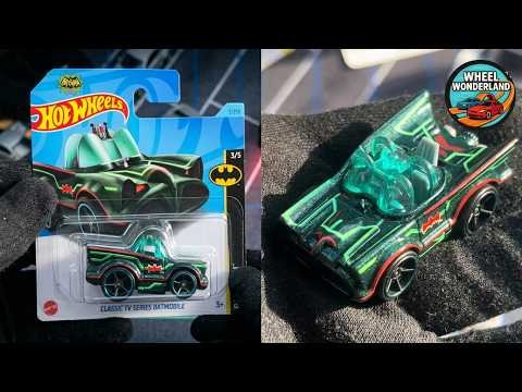 Hot Wheels HKJ72 Classic TV Series Batmobile 2023 Dark green – fermo immagine dall’unboxing